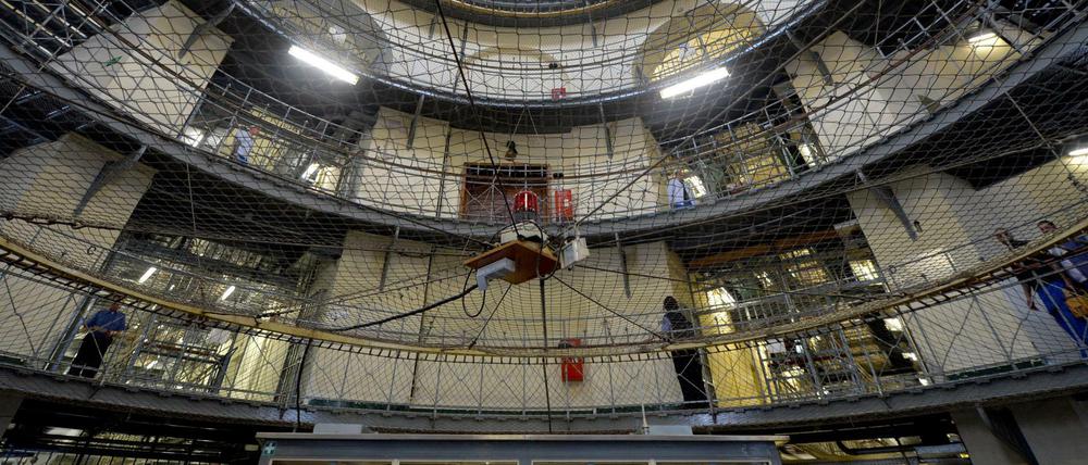 Häftlinge und Vollzugsbeamte stehen im Januar 2014 im Mittelbau der Justizvollzugsanstalt Moabit.