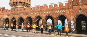 Initiative Fahrradfreundliches Friedrichshain-Kreuzberg demonstriert auf der Oberbaumbrücke für geschützte Radwege.