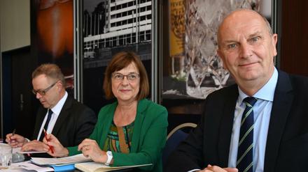 Dietmar Woidke (SPD, v.r.n.l.), Ministerpräsident von Brandenburg, Ursula Nonnemacher (Bündnis 90/ Die Grünen), und Michael Stübgen (CDU).