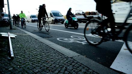 Der Straßenverkehr kann wieder ungehindert über die Brücke. Auf dieser Seite ist die neue Markierung schon angebracht.