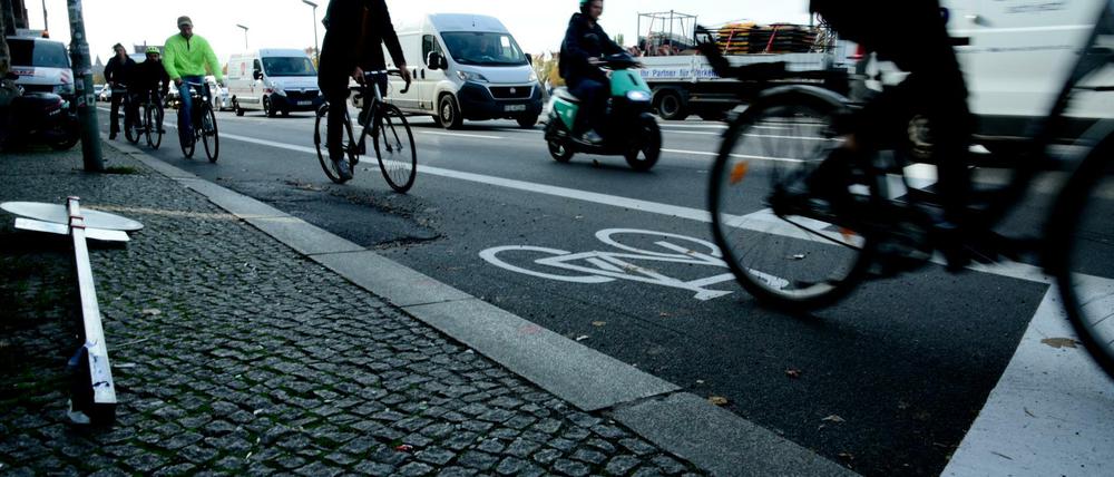 Der Straßenverkehr kann wieder ungehindert über die Brücke. Auf dieser Seite ist die neue Markierung schon angebracht.