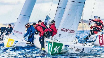 Elias Rothe, 24 (im Bild vorn), gewann mit dem Verein Seglerhaus am Wannsee (VSaW) in dieser Saison als erstes Berliner Team den Titel in der Bundesliga. 