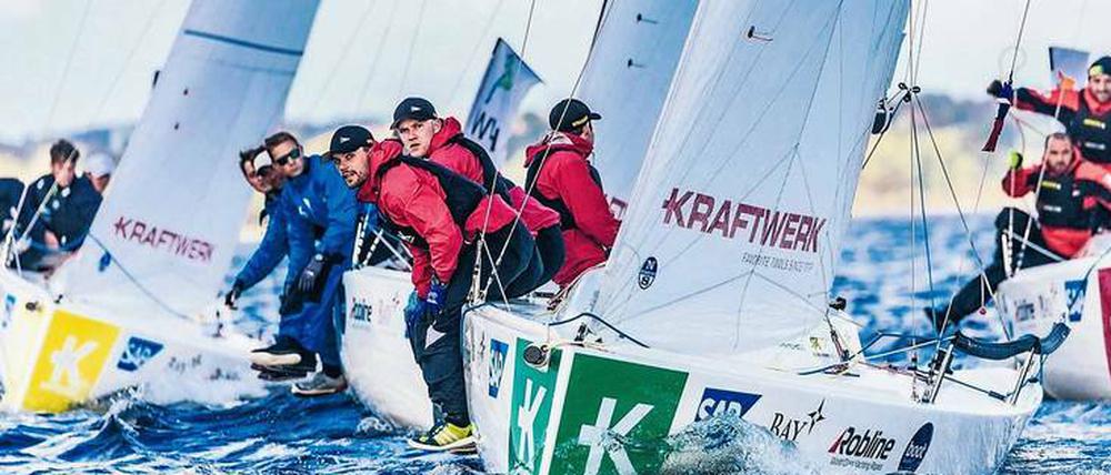 Elias Rothe, 24 (im Bild vorn), gewann mit dem Verein Seglerhaus am Wannsee (VSaW) in dieser Saison als erstes Berliner Team den Titel in der Bundesliga. 