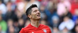 Bitter. Gegen Augsburg kassieren Robert Lewandowski und die Bayern den späten 2:2-Ausgleich.