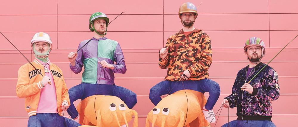 Im Video zu „Grille“ reiten die Orsons mit einer Meerjungfrau auf Garnelen.