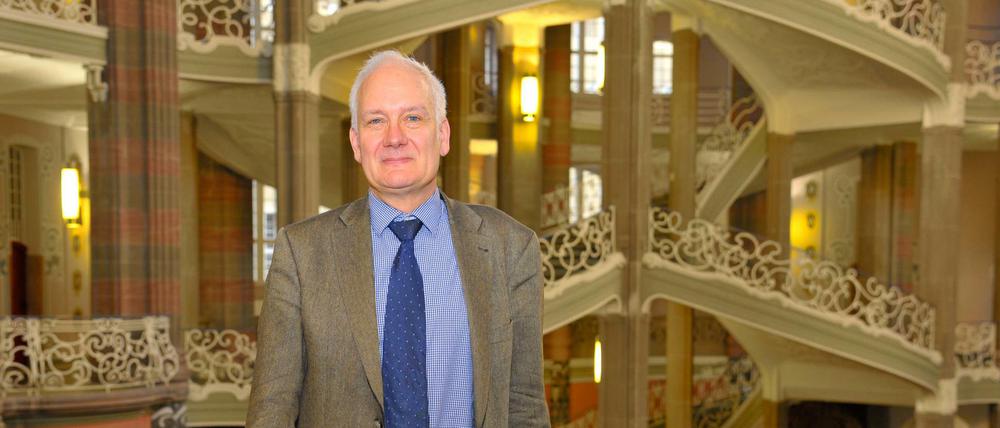 Kammergerichtspräsident Bernd Pickel in seinem Gericht, das derzeit technisch um Jahrzehnte zurückgeworfen ist.