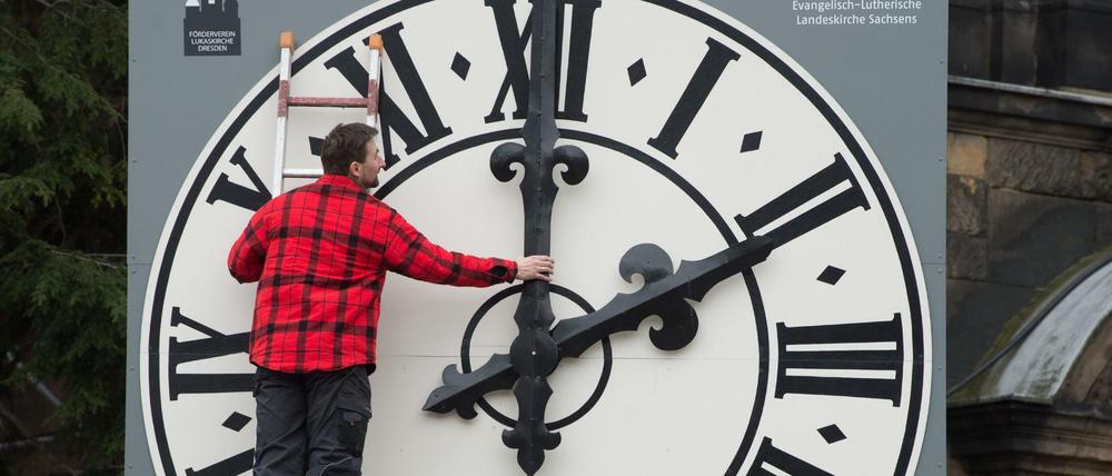 Dresden – hier die Uhr der Lukaskirche – weicht nicht stark von der eigentlichen Sonnenzeit ab, da Görlitz recht nah ist.