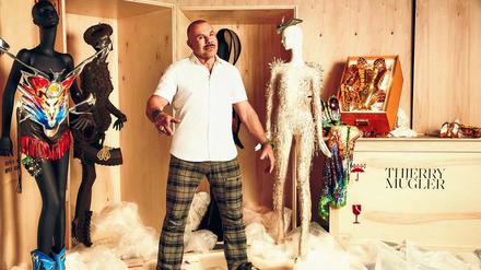 Manfred Thierry Mugler, 71, sieht nicht mehr aus wie ein Balletttänzer. Nach vielen Metamorphosen ist er ist aber noch immer kreativ wie eh und je.