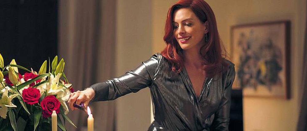„Nimm mich so, wie ich bin, wer auch immer ich bin“ heißt die Episode mit Anne Hathaway in der Rolle der Lexi. Die Frau leidet unter einer bipolaren Störung, was den Ausgang ihres romantischen Dinners offenlässt.