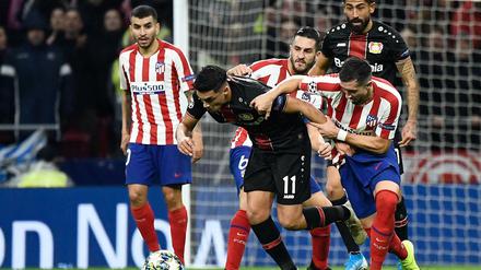 Aufgehalten: Für Nadiem Amiri und Bayer Leverkusen wird es mit dem Weiterkommen in der Champions League nach der Niederlage bei Atlético Madrid eng.