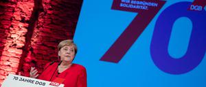 Herzlichen Glückwunsch: Bundeskanzlerin Angela Merkel spricht beim Festakt zu 70 Jahre Deutscher Gewerkschaftsbund (DGB).