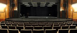 Wenigstens versperrt einem im leeren Saal niemand das Blickfeld.