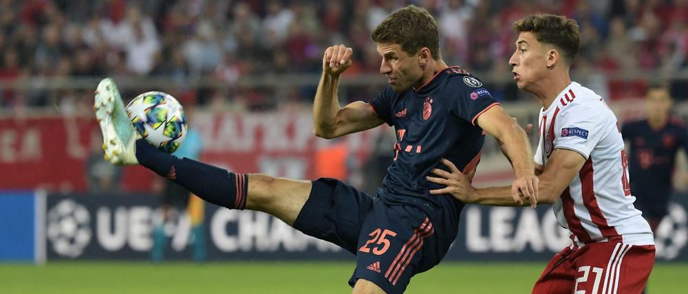 Hoch das Beinchen: Thomas Müller (links) durfte gegen Piräus nach sechs Spielen in Folge auf der Bank mal wieder von Beginn an für die Bayern ran.