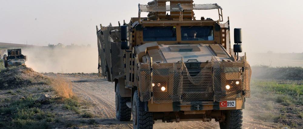 Soldaten der türkischen Armee fahren in einem Militär-Fahrzeug. Trotz der der mit USA vereinbarten Waffenruhe halten die Kämpfe im Norden Syriens an. Die türkische Offensive in Nordsyrien hatte am 9. Oktober begonnen.