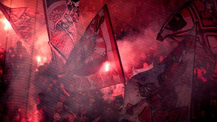 Hitzige Angelegenheit: Bei Spielen von Olympiakos Piräus – wie hier im März beim Ligaspiel der Profis gegen Atromitos Athen – geht es auf den Tribünen heiß her.