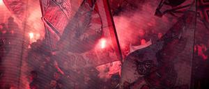 Hitzige Angelegenheit: Bei Spielen von Olympiakos Piräus – wie hier im März beim Ligaspiel der Profis gegen Atromitos Athen – geht es auf den Tribünen heiß her.