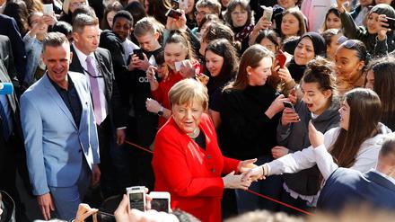 Bundeskanzlerin Angela Merkel trifft Schüler in Berlin.