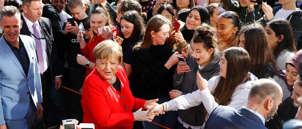 Bundeskanzlerin Angela Merkel trifft Schüler in Berlin.