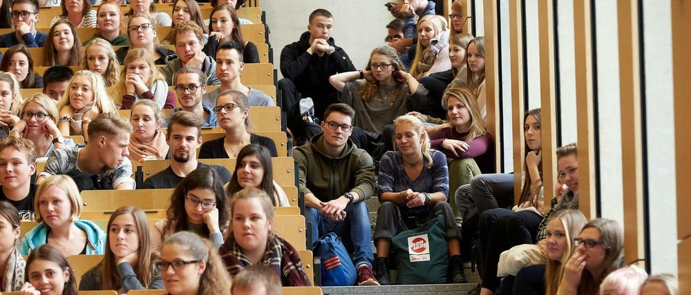 Günstig krankenversichert nur bis 30? Gesundheitsminister Spahn plant Änderungen für Studierende.