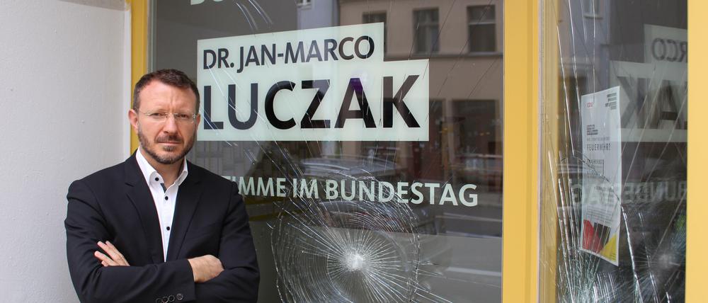 Jan-Marco Luczak vor seinem Bürgerbüro in Schöneberg.
