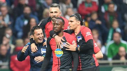 Umringter Torschütze. Dodi Lukebakio (M) jubelt mit Vedad Ibisevic, Karim Rekik (r) und Trainer Ante Covic (l). 