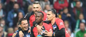 Umringter Torschütze. Dodi Lukebakio (M) jubelt mit Vedad Ibisevic, Karim Rekik (r) und Trainer Ante Covic (l). 