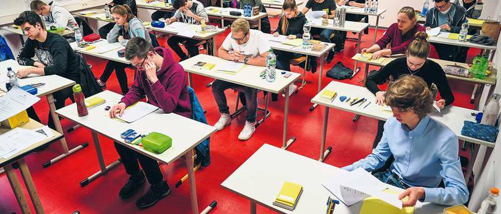 Schüler und Schülerinnen bei einer Abiturklausur.