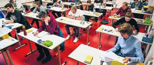 Schüler und Schülerinnen bei einer Abiturklausur.