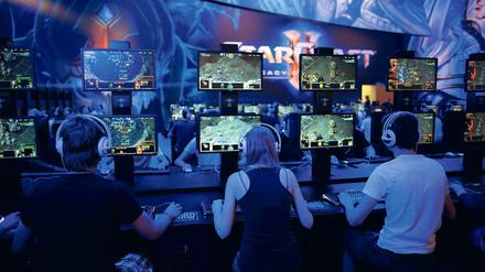 Besucher spielen auf der Computerspiele Messe Gamescom das Spiel "StarCraft" (Blizzard Entertainment) 