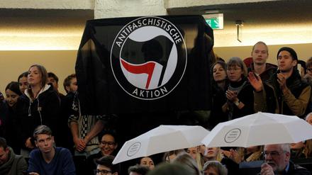 Aufgeheizte Stimmung. Bernd Luckes Hamburger Vorlesung wird gestört. 