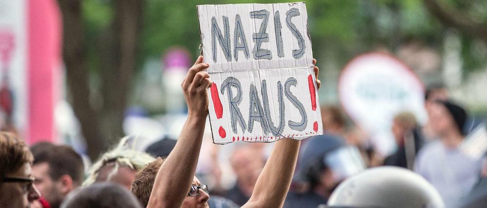 Mit Pappkarton und Kugelschreiber geht es nur im Notfall - organisierte Demokratieförderung kostet Geld. (Archivfoto) 