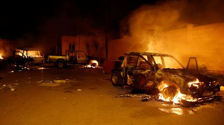 Autos in Flammen. Im offenen Migrantenlager Hal Far auf Malta gab es Ausschreitungen. Andere Bewohner beschützten die Mitarbeiter. 