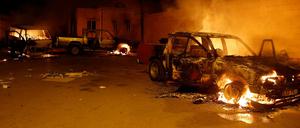 Autos in Flammen. Im offenen Migrantenlager Hal Far auf Malta gab es Ausschreitungen. Andere Bewohner beschützten die Mitarbeiter.