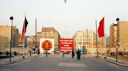 Der Checkpoint Charlie kurz nach dem Mauerbau. 