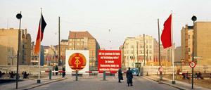 Der Checkpoint Charlie kurz nach dem Mauerbau. 