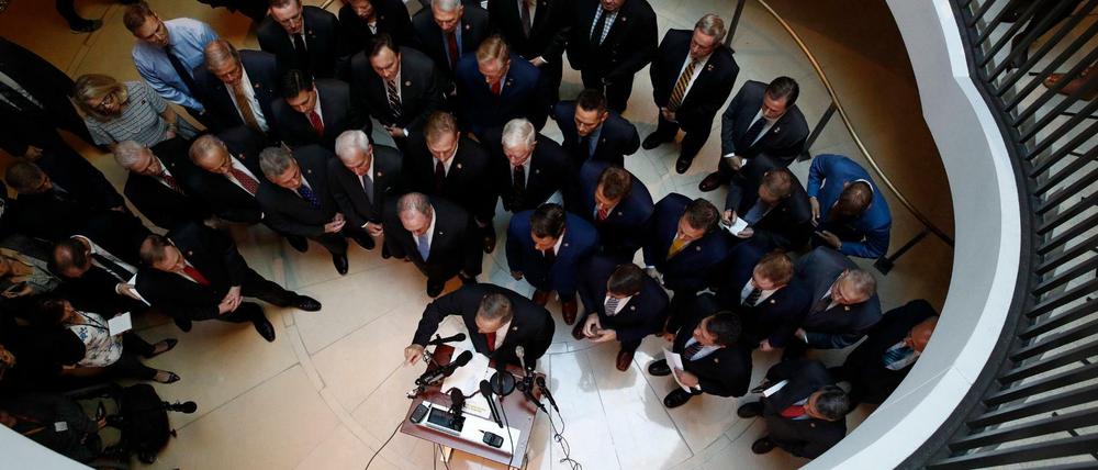 Mehr als zwei Dutzend republikanische Abgeordnete versammeln sich im US-Kongress, um in einen Sitzungsraum einzudringen. 