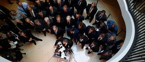 Mehr als zwei Dutzend republikanische Abgeordnete versammeln sich im US-Kongress, um in einen Sitzungsraum einzudringen. 