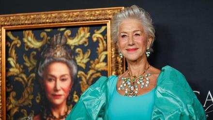 Helen Mirren vor dem Bild, das sie als Katharina die Große zeigt.
