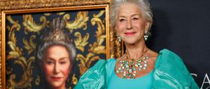 Helen Mirren vor dem Bild, das sie als Katharina die Große zeigt.