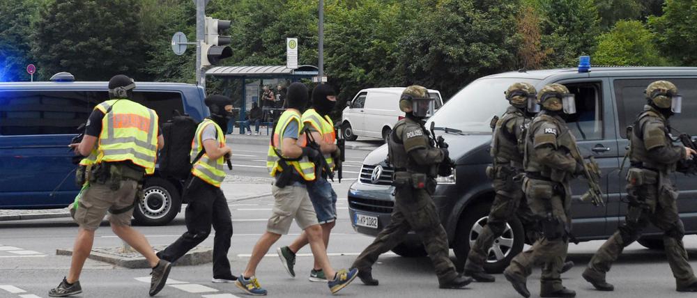 Polizisten beim Einsatz in der Nähe des Olympia-Einkaufszentrums.