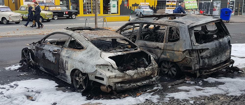In der Zimmerstraße in Kreuzberg stehen noch die ausgebrannten Wracks. Am Mittwoch roch es noch nach Feuer. 