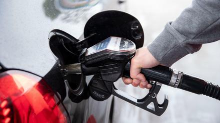 Die Raffinerien könnten den CO2-Preis über die Zapfsäule an die Verbraucher weitergeben.