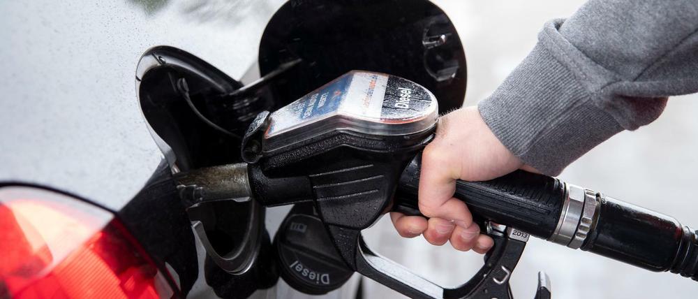 Die Raffinerien könnten den CO2-Preis über die Zapfsäule an die Verbraucher weitergeben.