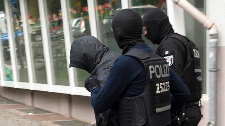 Kampf gegen Clankriminalität: Polizeibeamte führen einen Mann ab.