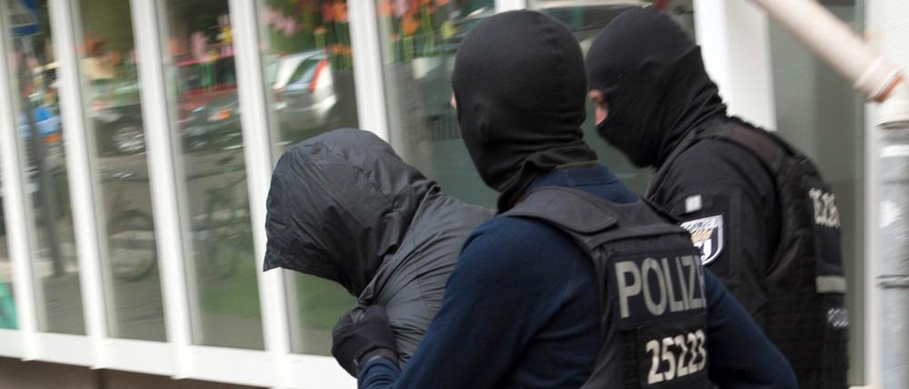 Kampf gegen Clankriminalität: Polizeibeamte führen einen Mann ab.