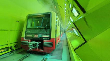 Ein kompletter Halbzug der Baureihe 484 passt in die Kältekammer.