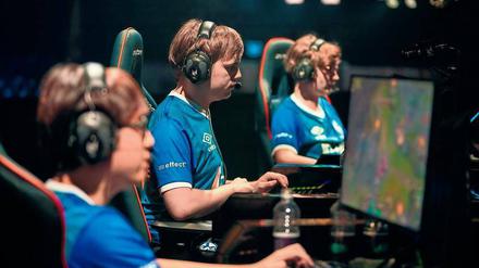 Erfolg auf Knopfdruck: Die Schalker E-Sportler in Aktion.