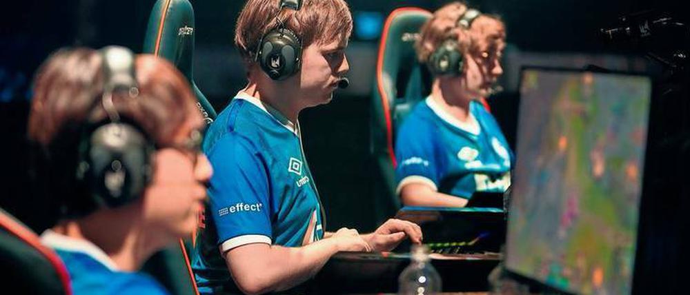 Erfolg auf Knopfdruck: Die Schalker E-Sportler in Aktion.