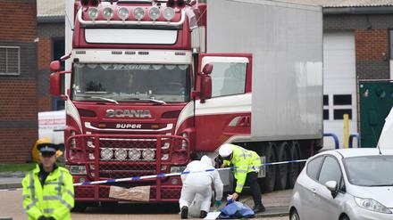 Polizisten und Mitarbeiter der Spurensicherung arbeiten an dem LKW, in dem 39 Leichen gefunden wurden.