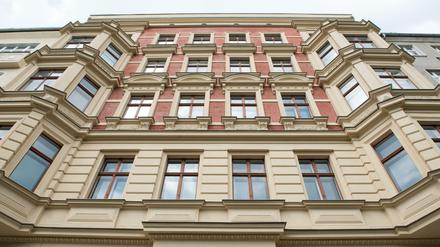 Blick auf einen modernisierten Altbau in Berlin. 